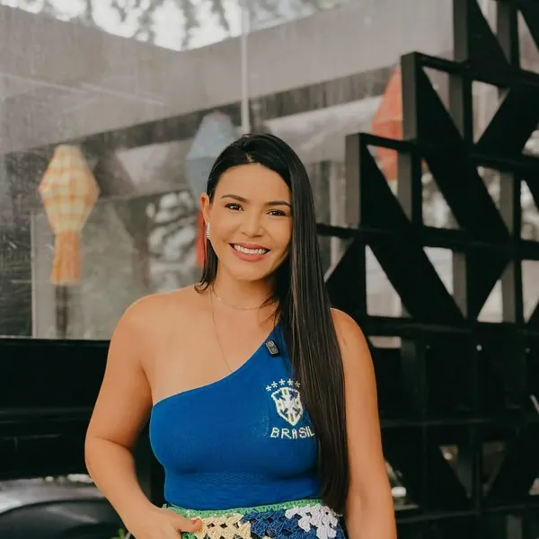 Mulher sorrindo com blusa azul em publicação do Instagram da clínica